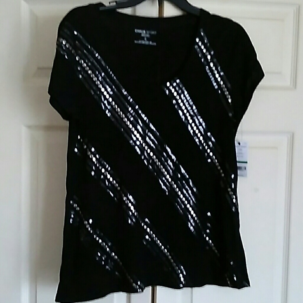 Top.      Black.    New not worn